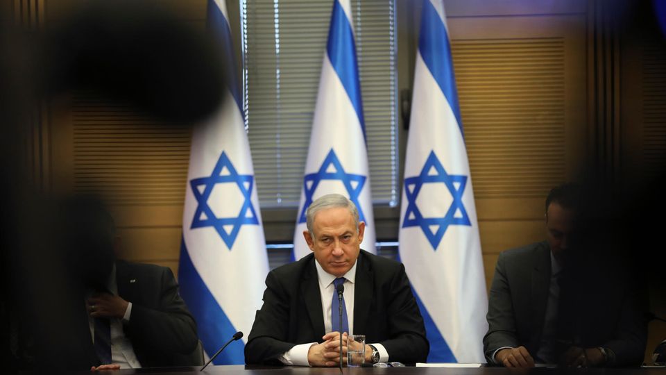 Israels Ministerpräsident Benjamin Netanjahu soll wegen Korruption vor Gericht Benjamin Netanjahu