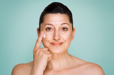 Ökotest prüft Gesichtscremes: Eine Frau benutzt eine Gesichtscreme