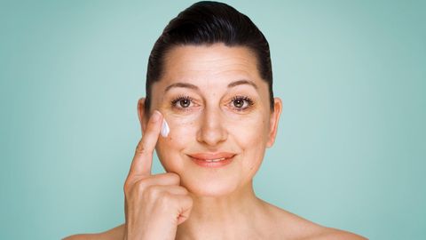 Ökotest prüft Gesichtscremes: Eine Frau benutzt eine Gesichtscreme