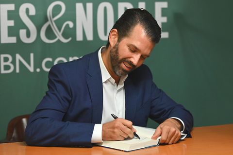 Donald Trump Jr. signiert bei einer Werbetour sein Buch "Triggered"