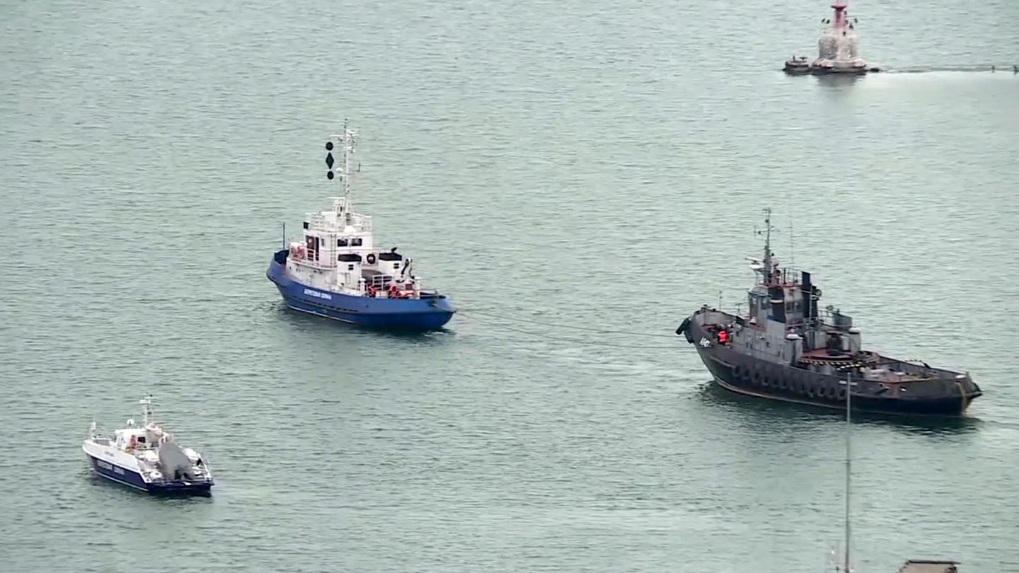 Ein beschlagnahmtes ukrainisches Schiff (r) wird aus dem Hafen von Kertsch geschleppt