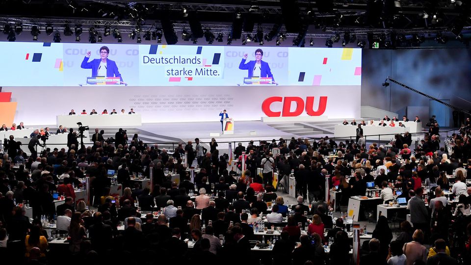 Annegret Kramp-Karrenbauer, Bundesvorsitzende der CDU und Verteidigungsministerin, spricht beim CDU-Bundesparteitag