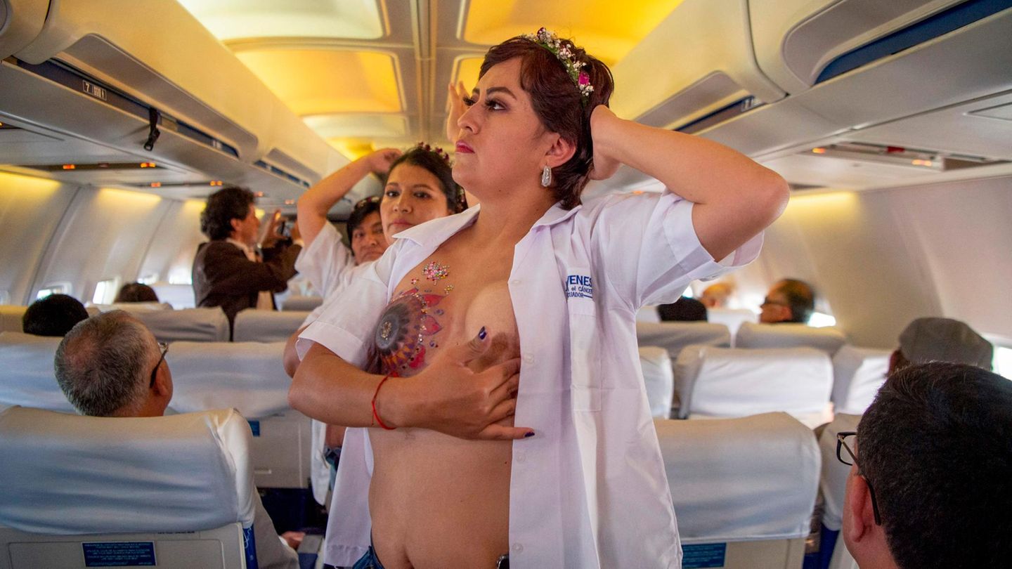 21. November: Ungewöhnliche Vorstellung an Bord - worauf diese Frauen aufmerksam machen Quito, Ecuador. Lourdes Alvarez hatte Brustkrebs und setzt sich nun für betroffene Menschen ein - und greift dabei zu ungewöhnlichen Mitteln. Im Rahmen einer Kampagne zur Brustkrebs-Früherkennung zeigte die Frau mit einigen Begleiterinnen den Passagieren eines Inlandsfluges von Quito nach Loja, wie man eine Selbstuntersuchung der Brust vornehmen kann.
