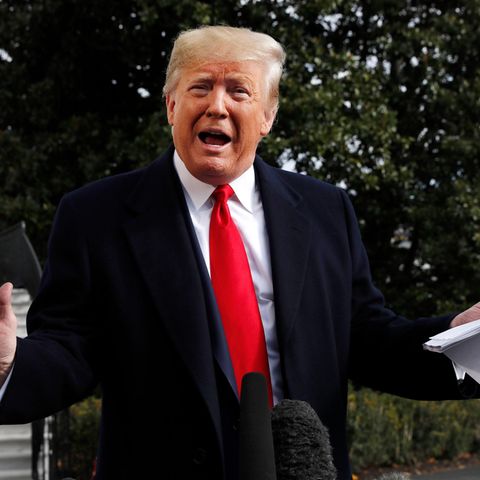 Donald Trump mit Notizen in der Hand vor dem Weißen Haus