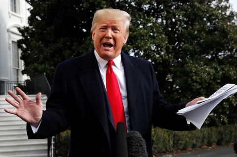 Donald Trump mit Notizen in der Hand vor dem Weißen Haus