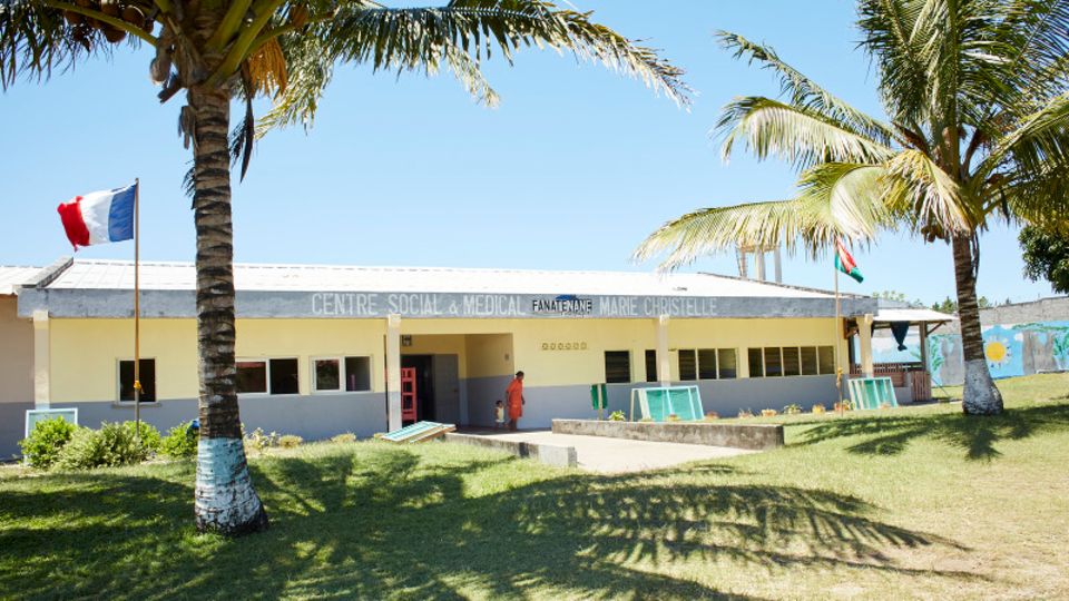 Hellgelbe Bungalows und grüner Rasen prägen das Gelände von "Fanatenane"