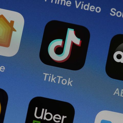 Auf einem Smartphone-Display ist das "Tik Tok"-Logo als App zu sehen