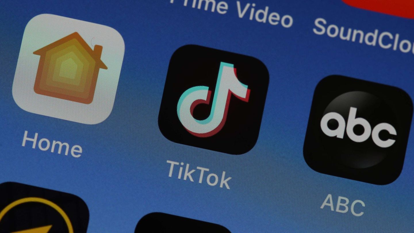 Auf einem Smartphone-Display ist das "Tik Tok"-Logo als App zu sehen