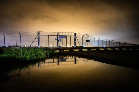 Abendlicher Blick auf den Flughafen Bremen