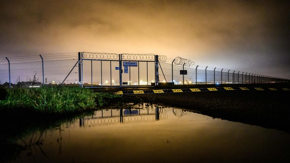 Abendlicher Blick auf den Flughafen Bremen