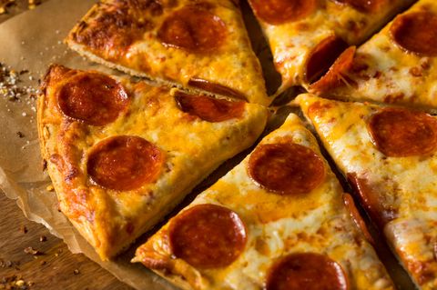 Salamipizza in Stücke geschnitten