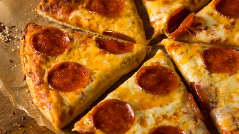 Salamipizza in Stücke geschnitten