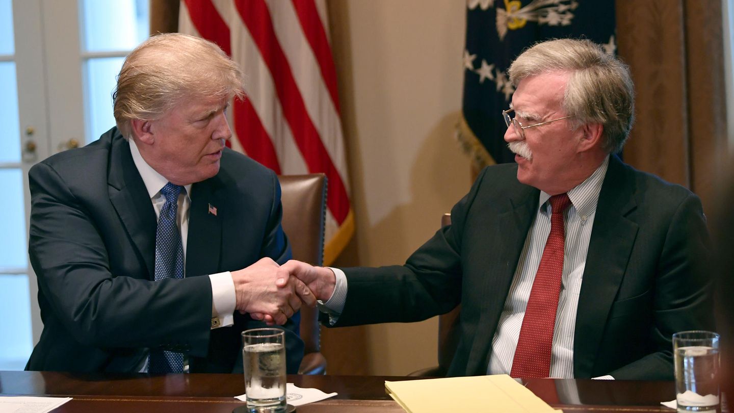 Shake-hand zwischen US-Präsident Donald Trump und John Bolton im Weißen Haus