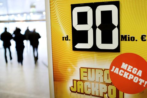 Ein Schild zeigt die Höhe des Jackpots beim Gewinnspiel Eurojackpot