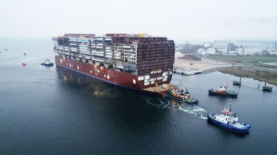 Das Mittelteil der "Global Dream" ist kürzlich von Rostock-Warnemünde in Richtung Wismar geschleppt worden. Das Mittelteil der "Global Dream" ist kürzlich von Rostock-Warnemünde in Richtung Wismar geschleppt worden.
