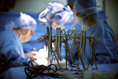 OP-Werkzeug liegt für ein Ärzteteam im Operationssaal bereit