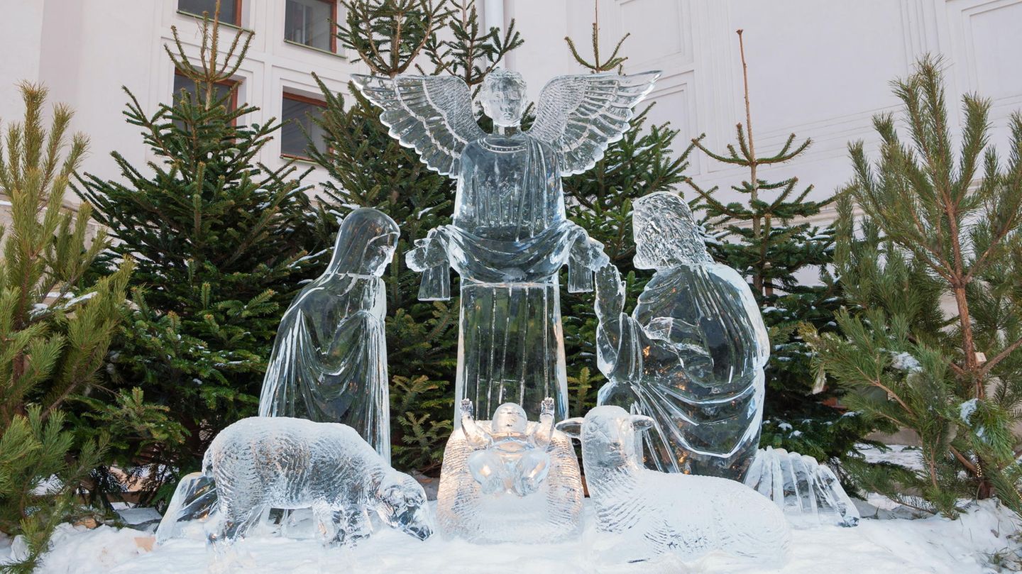 Eisskulpturen vor Tannenbäumen im Schnee