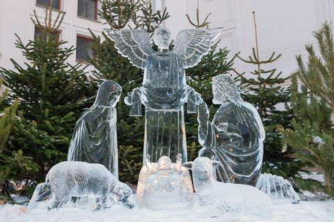 Eisskulpturen vor Tannenbäumen im Schnee