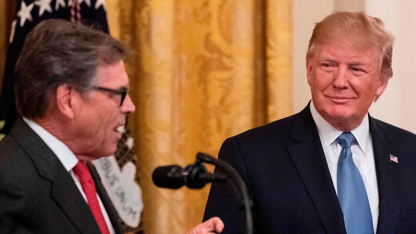 Donald Trump lächelt während Rede von Rick Perry