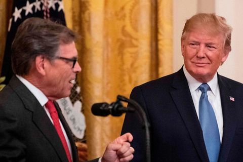 Donald Trump lächelt während Rede von Rick Perry