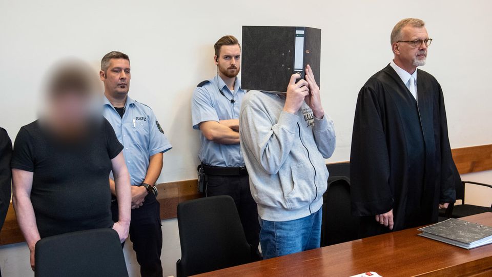 Angeklagte im Lügde-Prozess Die Angeklagten Mario S. (l-r) und Andreas V. stehen im Gerichtssaal des Landgerichts nebeneinander