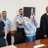 Die Angeklagten Mario S. (l-r) und Andreas V. stehen im Gerichtssaal des Landgerichts nebeneinander