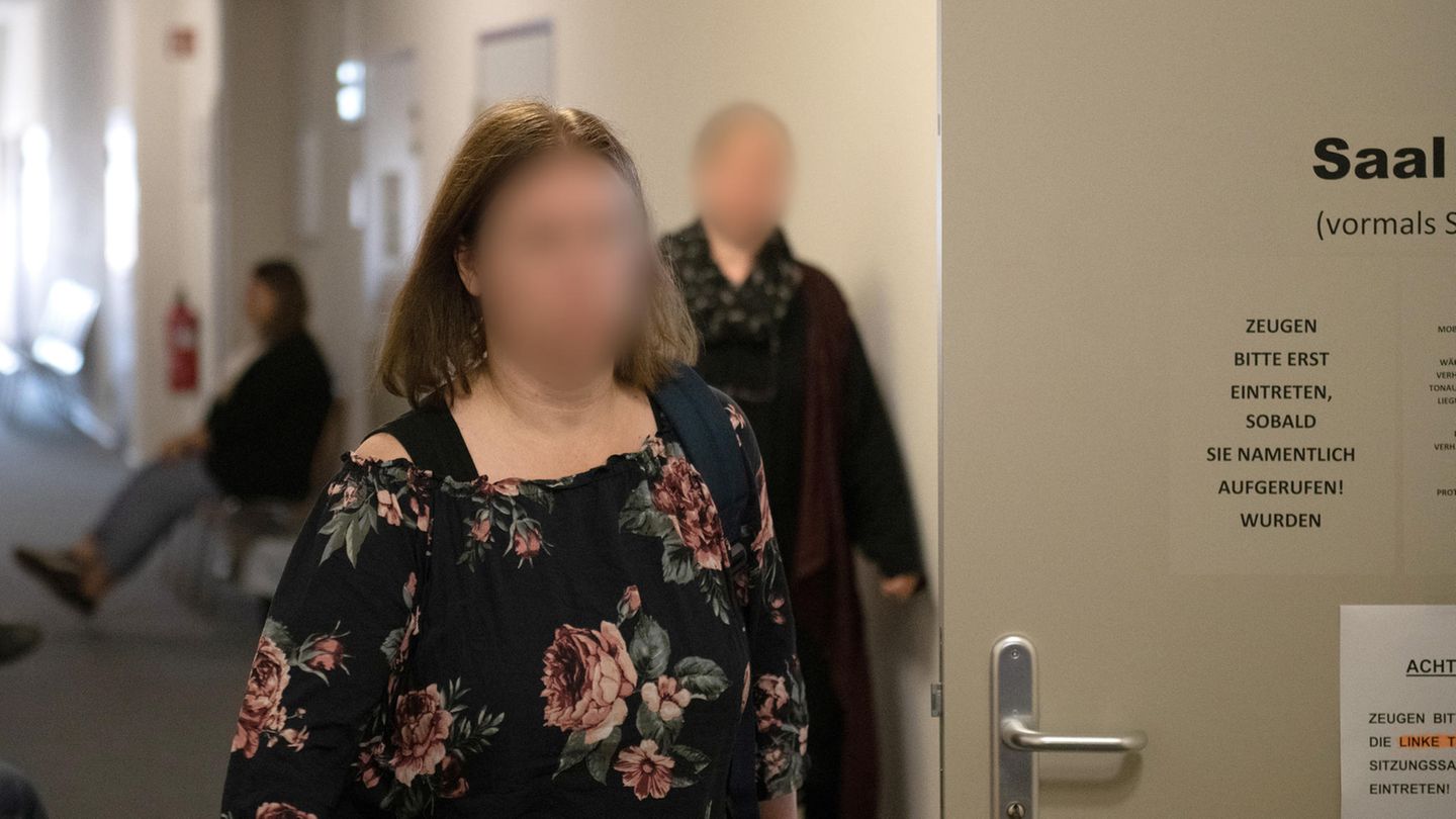 Die vierfache Mutter, die wegen Misshandlung angeklagt ist, geht zum Saal 315 am Landgericht Lübeck.