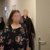 Die vierfache Mutter, die wegen Misshandlung angeklagt ist, geht zum Saal 315 am Landgericht Lübeck.