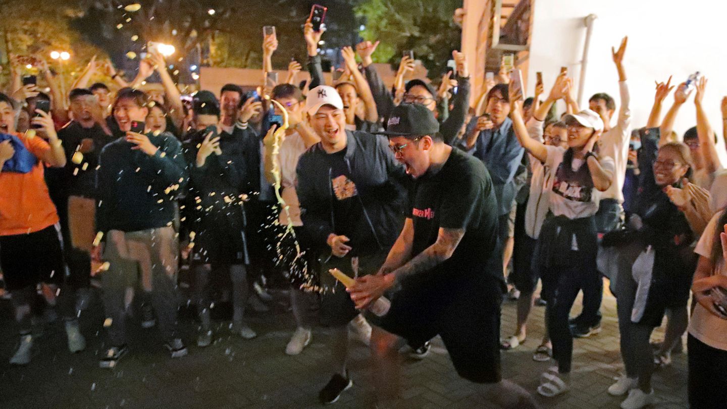 Anhänger der Demokratie-Bewegung feierten in Hongkong den Wahlausgang