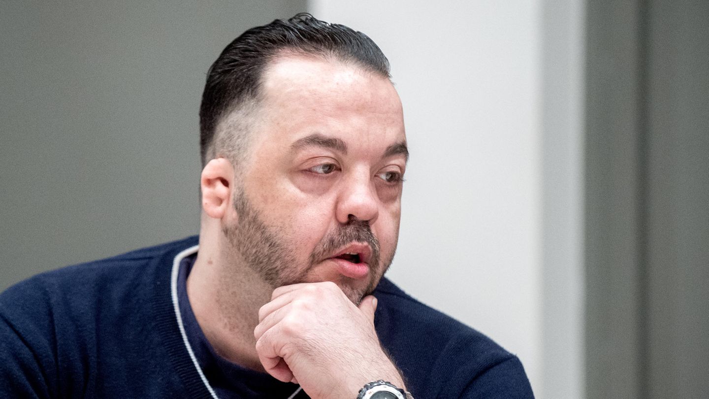 Der wegen Mordes angeklagte Niels Högel sitzt im Gerichtssaal.