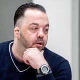 Der wegen Mordes angeklagte Niels Högel sitzt im Gerichtssaal.