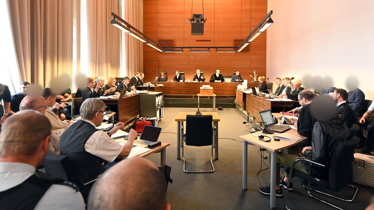 Prozess in Freiburg Zu Beginn des Prozesses sitzen elf Angeklagte und Justizbeamte im Landgericht seitlich hinter ihren Anwälten.