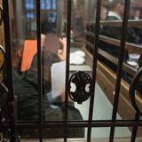 Der Angeklagte Cenkay T. (vorne) sitzt neben Marcel K. (von vorne nach hinten), Steve S. und Marko P..im Gerichtssaal.