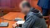 Der wegen Mordes angeklagte Marokkaner sitzt zu Verhandlungsbeginn im Sitzungssaal im Landgericht Bayreuth.