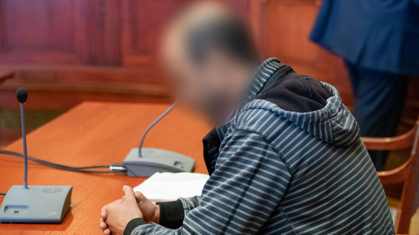 Mordprozess um Tramperin Sophia Der wegen Mordes angeklagte Marokkaner sitzt zu Verhandlungsbeginn im Sitzungssaal im Landgericht Bayreuth.