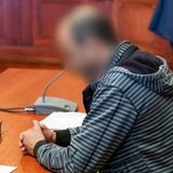 Der wegen Mordes angeklagte Marokkaner sitzt zu Verhandlungsbeginn im Sitzungssaal im Landgericht Bayreuth.