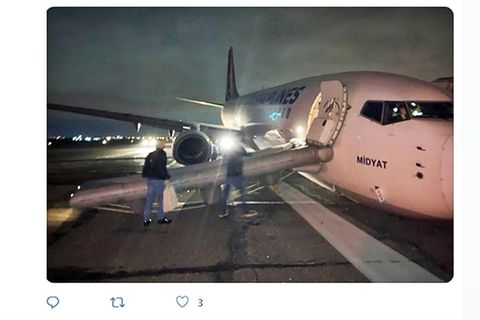 Boeing 737-800 auf der Landebahn bei Nacht
