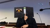 Der 58-jährige Angeklagte sitzt im Gerichtssaal im Landgericht Freiburg
