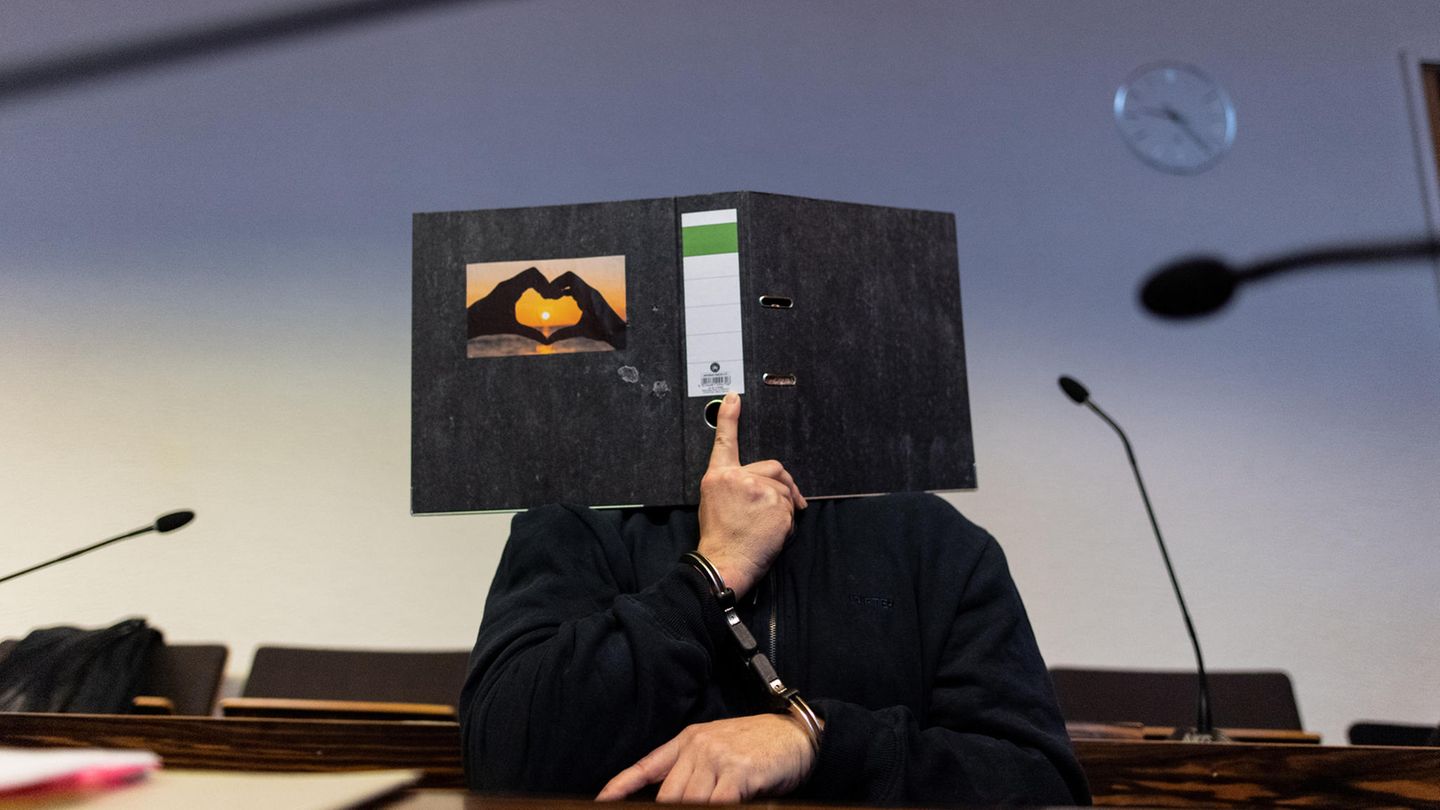 Der 58-jährige Angeklagte sitzt im Gerichtssaal im Landgericht Freiburg