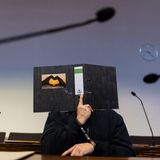 Der 58-jährige Angeklagte sitzt im Gerichtssaal im Landgericht Freiburg