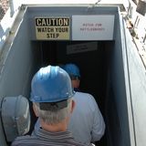 Ein Schild warnt: "Achtung Klapperschlangen" - und lenkt von der tödlichen Gefahr ab. Die Sprengkraft des Gefechtskopfs betrug das Siebenhundertfache einer Hiroshima-Bombe