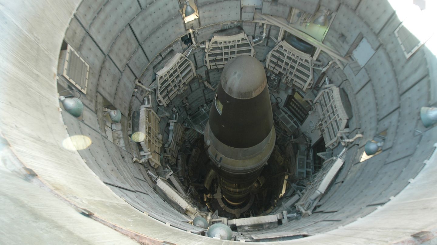 Blick in den Abgrund der Abschreckung: Der 40 Meter tiefe Rachen des Silos mit der Titan-Rakete. Die Nutzlast unter der Haube hat eine Zerstörungskraft von neun Millionen Tonnen TNT.