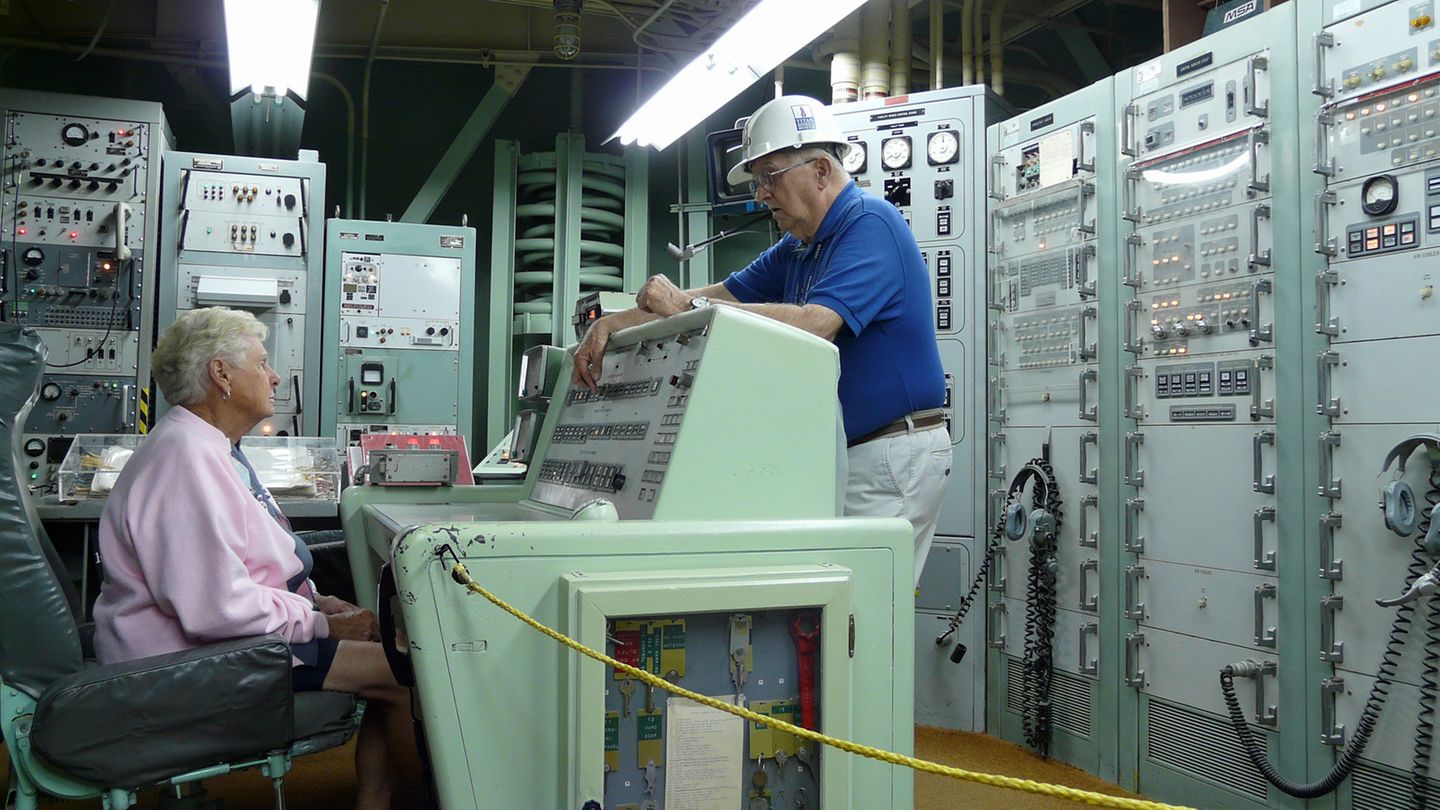 In der Hightech-Höhle aus den 60er Jahren: Eine Besucherin hat in der Kommandozentrale Platz genommen und darf den roten Knopf drücken. Der Countdown wird simuliert - und in letzter Sekunde abgebrochen.