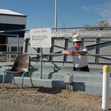 Eine harmlose Klappe dient als die Pforte zum Bunker: Hier beginnt der Abstieg ins Zeitalter der atomaren Abschreckung.