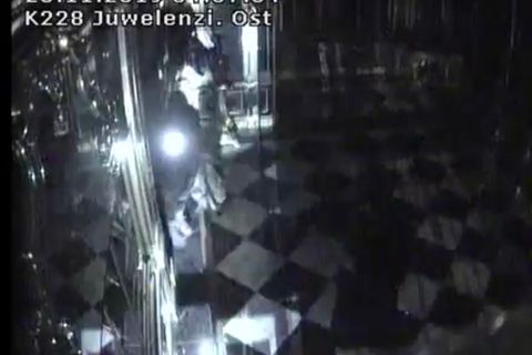 Mit diesen Bildern fahndet die Polizei Dresden nach den Einbrechern
