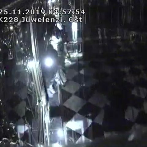 Mit diesen Bildern fahndet die Polizei Dresden nach den Einbrechern