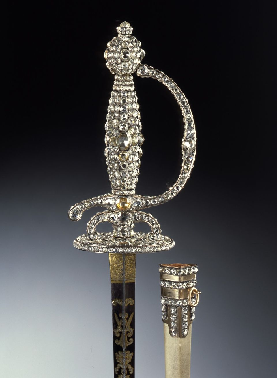 Die Diebe entwendeten unter anderem diesen mit 770 Diamanten besetzten Degen Die Diebe entwendeten unter anderem diesen mit 770 Diamanten besetzten Degen