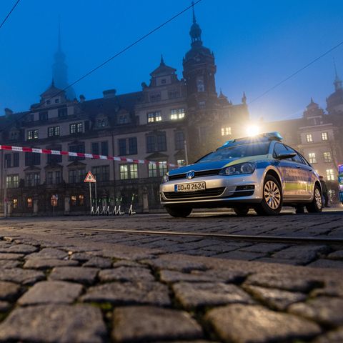 Polizei vor dem Residenzschloss in Dresden