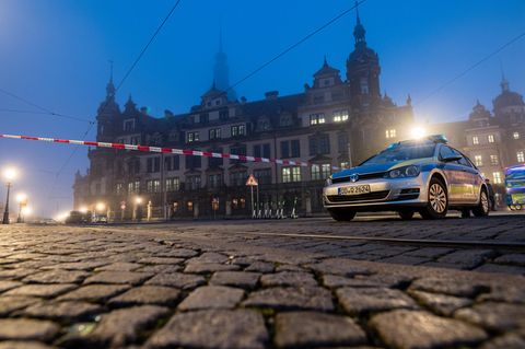 Polizei vor dem Residenzschloss in Dresden