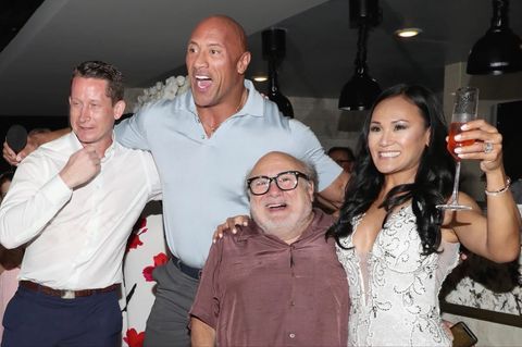 Dwayne Johnson und Danny DeVito bescheren diesem Brautpaar einen unvergesslichen Moment